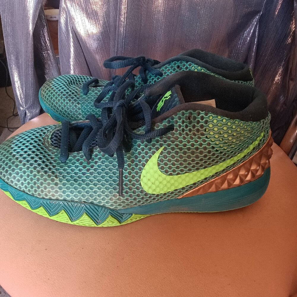 Nike Kyrie Irving Rare Green Gold US size 6